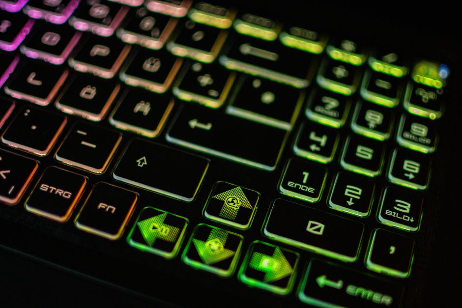 laptops-pcs-1786425903383